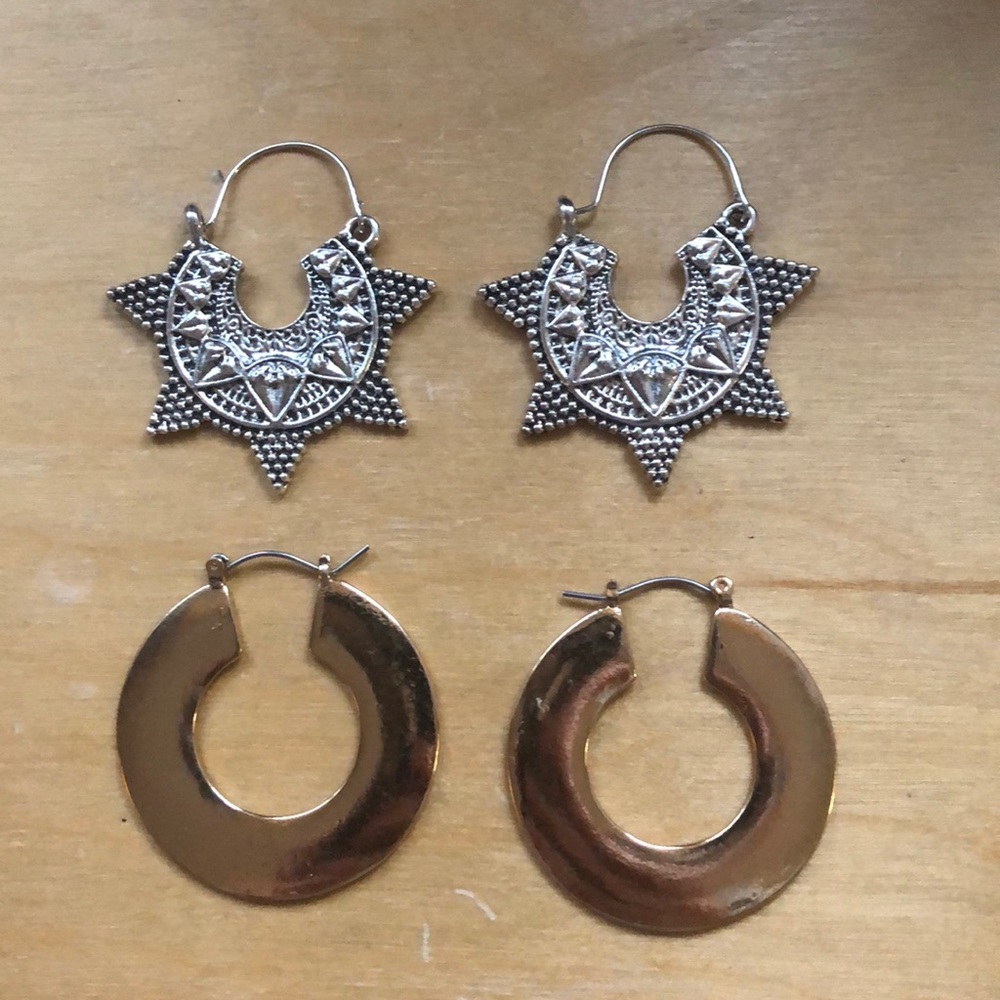Set of two earrings